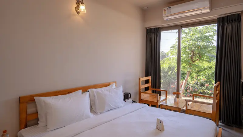 Modern hotel double bedroom design