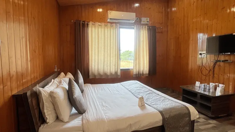 Elite Cottage bed set and window