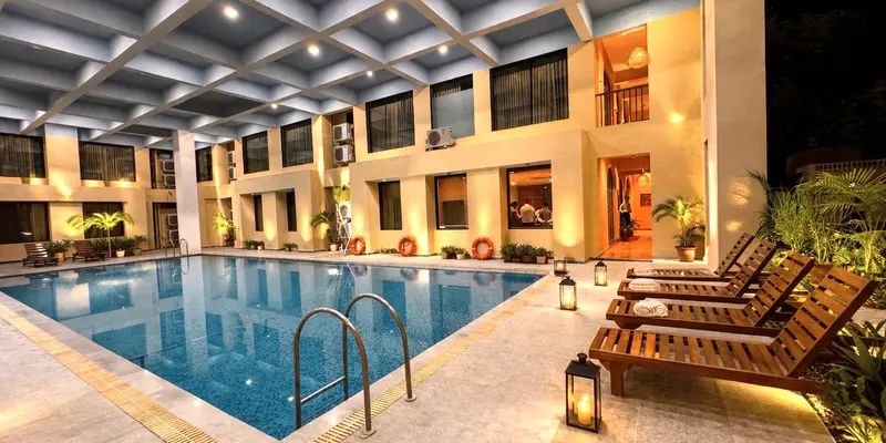 All-weather indoor swimming pool layout